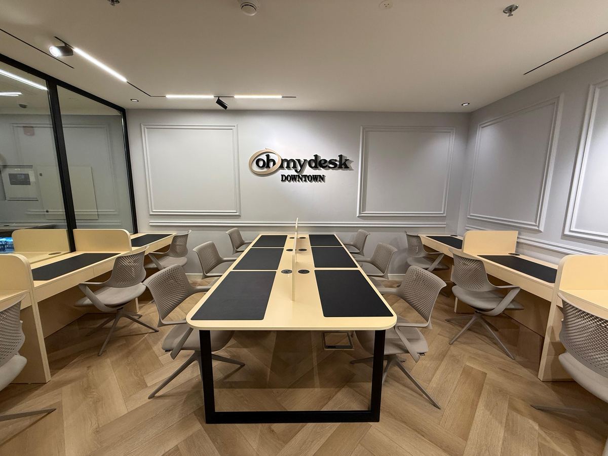 Dedicated Desk vs Hot Desk in Dubai: Which One Do You Actually Need?