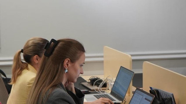 Dedicated Desk vs Hot Desk Dubai (2026 Guide)