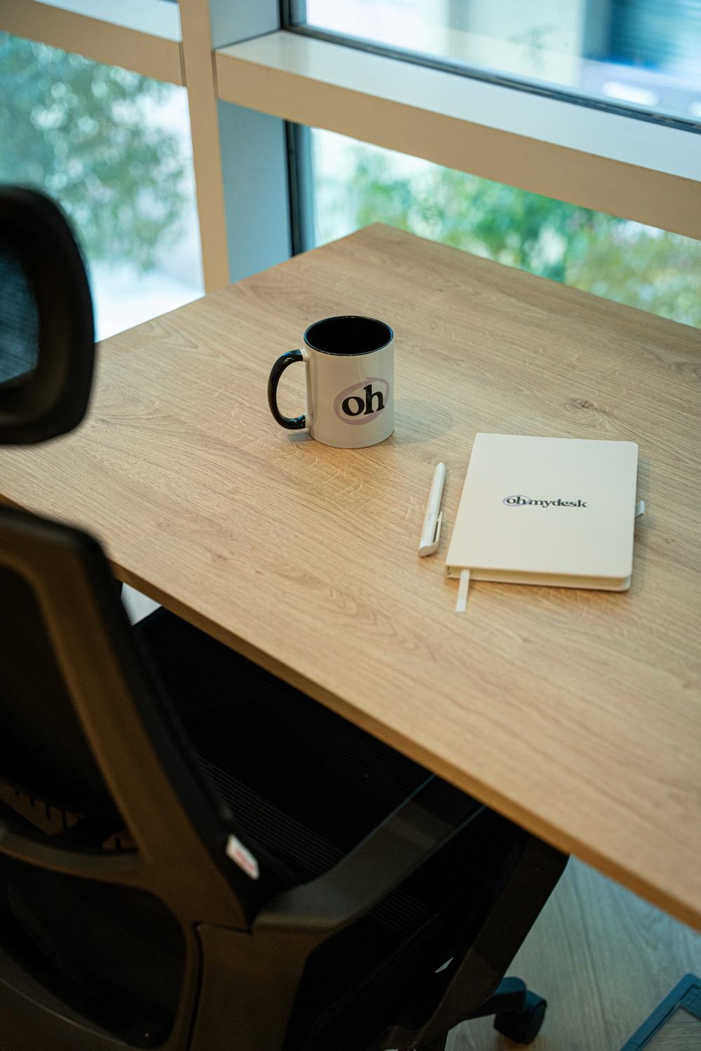 یک میز کار در دفتر Oh My Desk